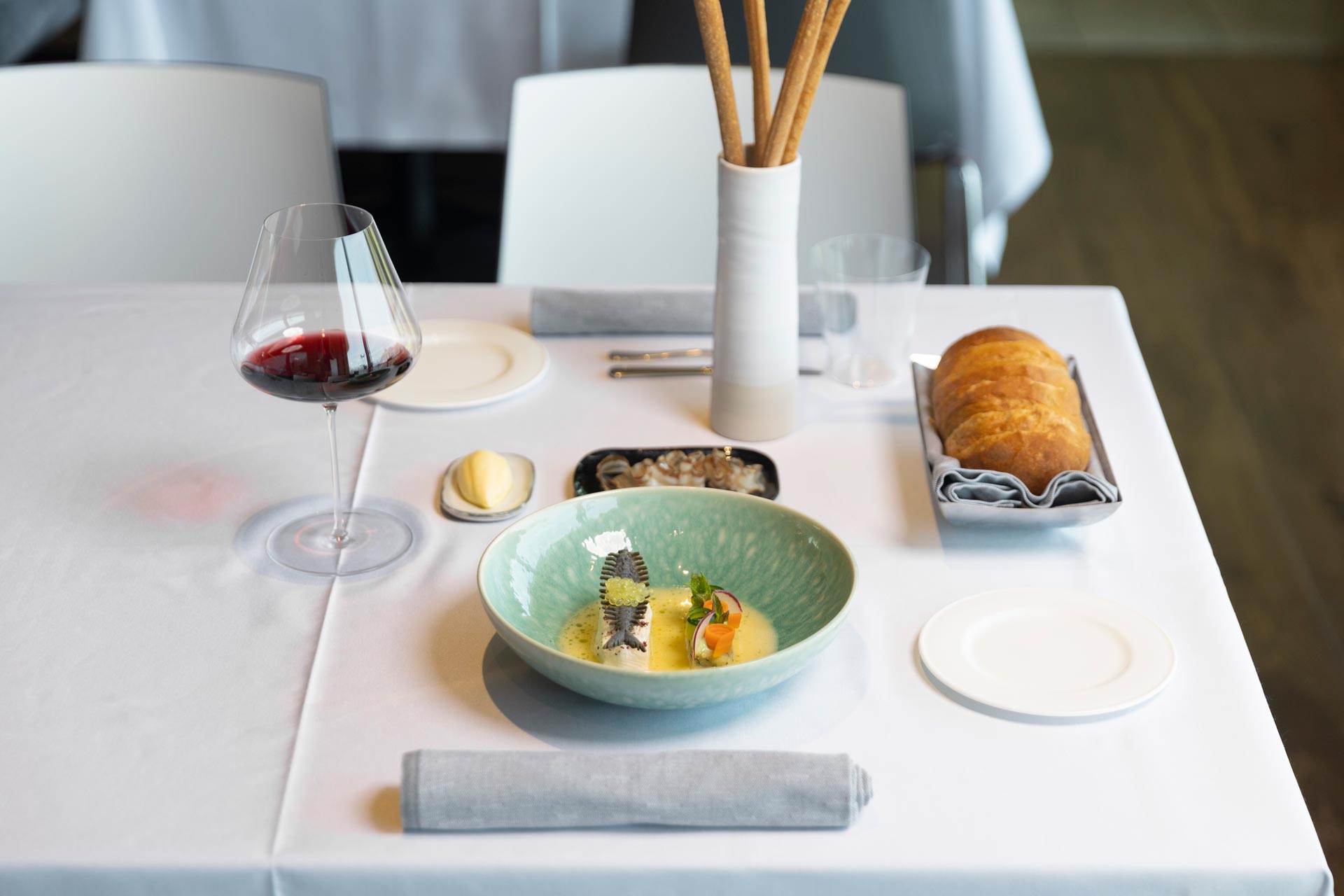 Gefüllte Tortelli garniert mit Parmesanflocken, begleitet von einem raffinierten Weißwein Hotel Ciasa de Munt in Alta Badia 